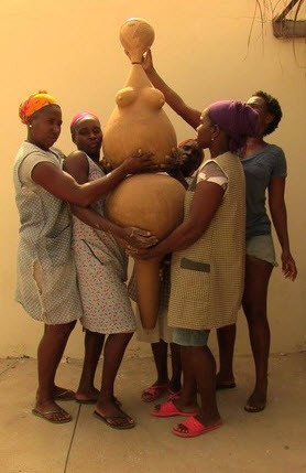Mulher Suspensa.jpg Mulher Suspensa.jpg